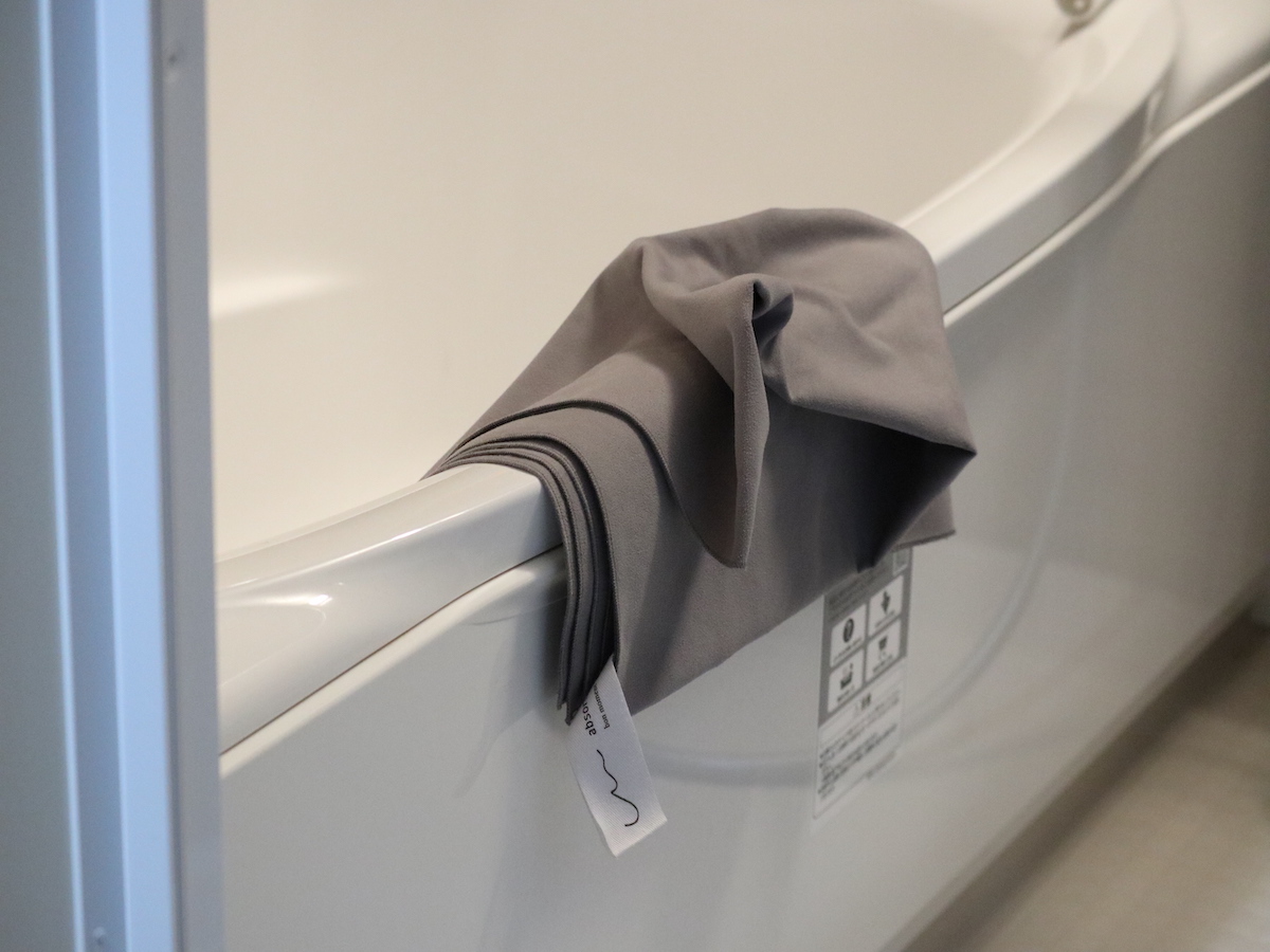 3倍吸ってすぐ乾く「手のひらサイズのバスタオル」、どんな時に使ってる？スタッフのリアルレポをお届け！