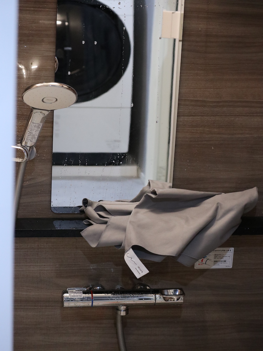 3倍吸ってすぐ乾く「手のひらサイズのバスタオル」、どんな時に使ってる？スタッフのリアルレポをお届け！