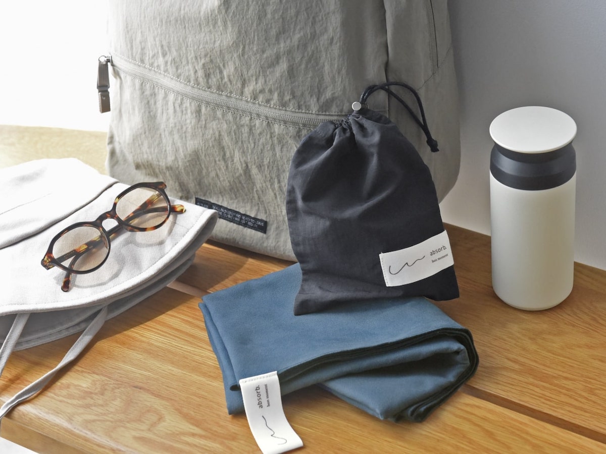 海・プールへ行くなら「手の平サイズのバスタオル」を。インスタグラマーさんも驚いた、超コンパクトタオルの実力とは？