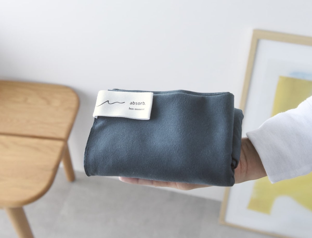 海・プールへ行くなら「手の平サイズのバスタオル」を。インスタグラマーさんも驚いた、超コンパクトタオルの実力とは？