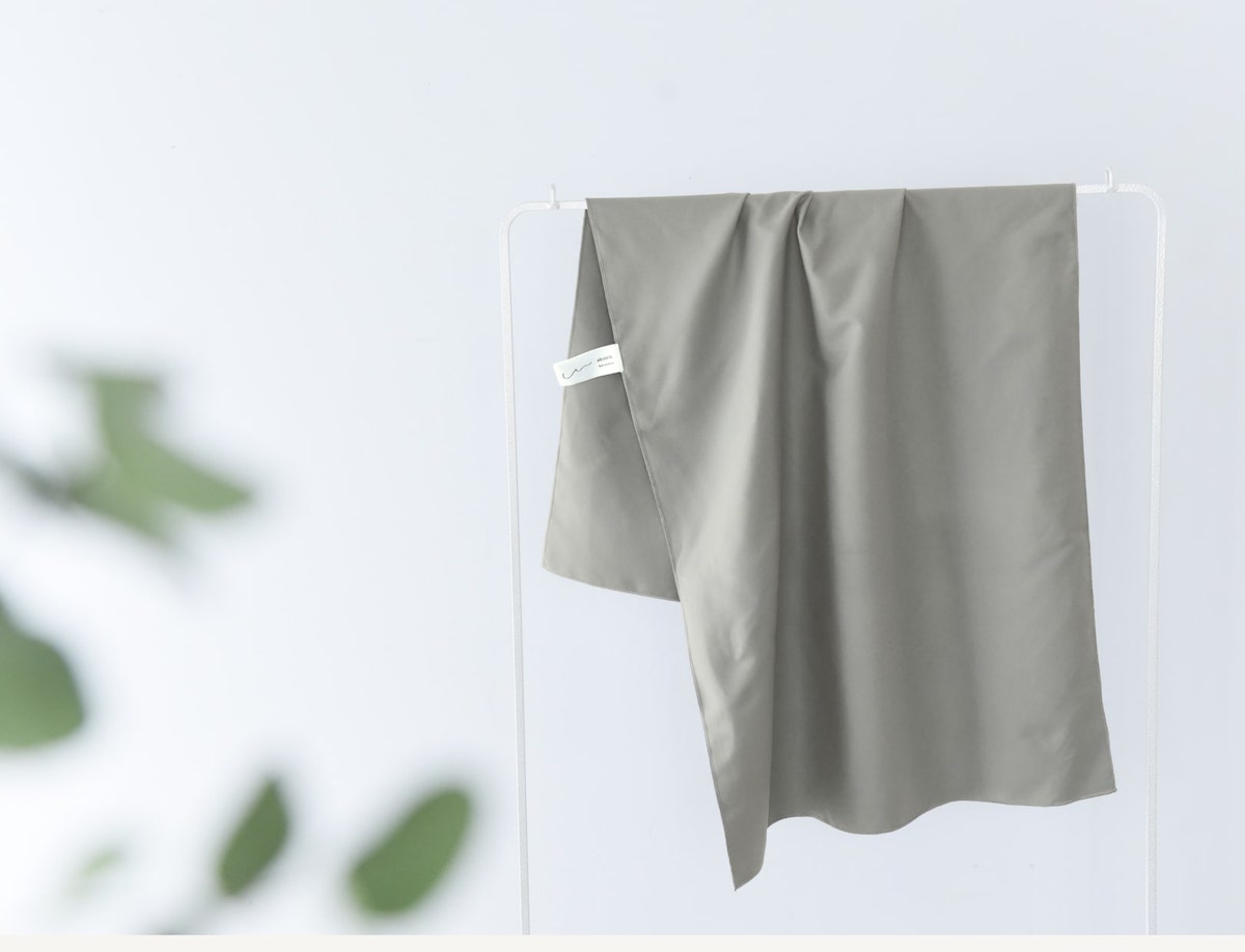 海・プールへ行くなら「手の平サイズのバスタオル」を。インスタグラマーさんも驚いた、超コンパクトタオルの実力とは？