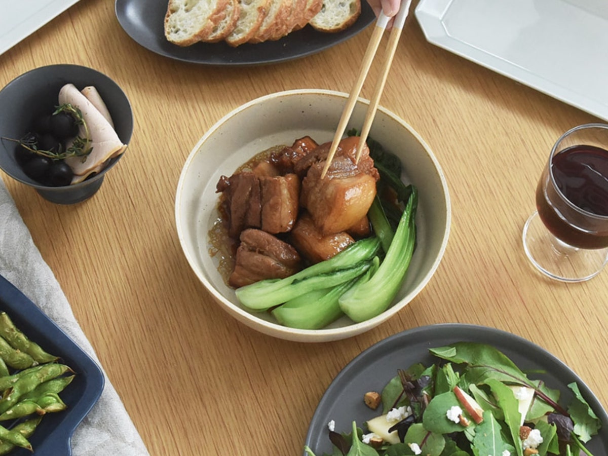 “名もなき料理”もグレードアップ！盛り付けに品が生まれる「脚付き大鉢」スタッフ使用レポ