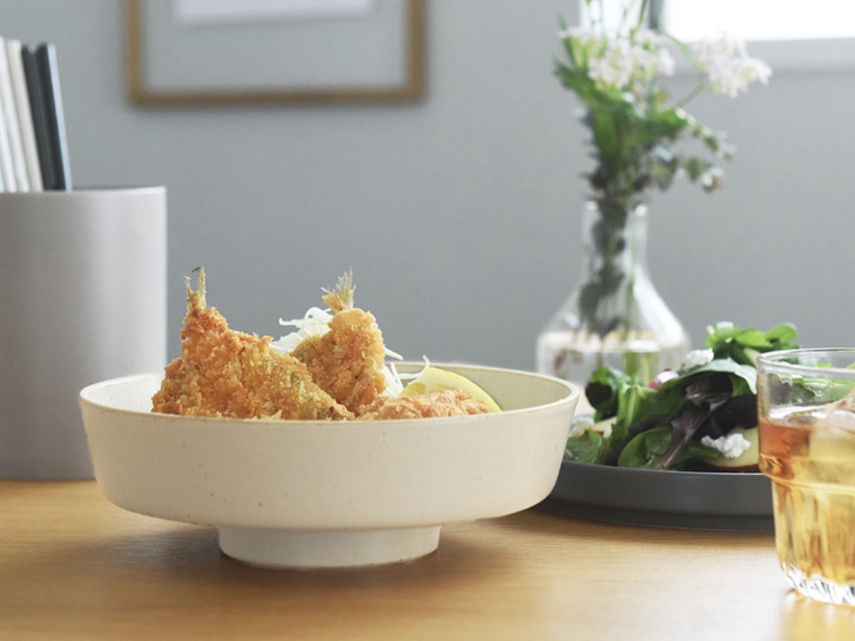 “名もなき料理”もグレードアップ！盛り付けに品が生まれる「脚付き大鉢」スタッフ使用レポ