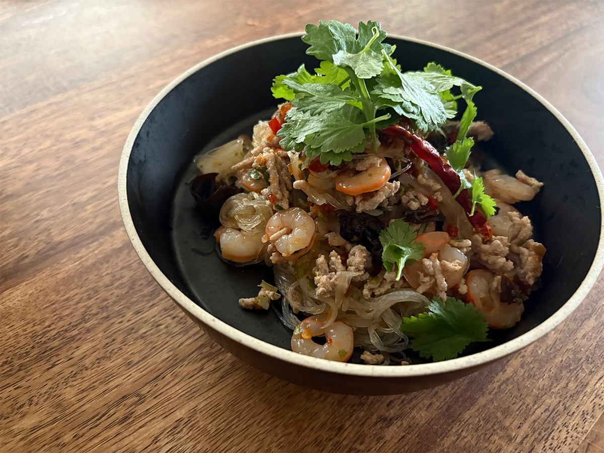 “名もなき料理”もグレードアップ！盛り付けに品が生まれる「脚付き大鉢」スタッフ使用レポ