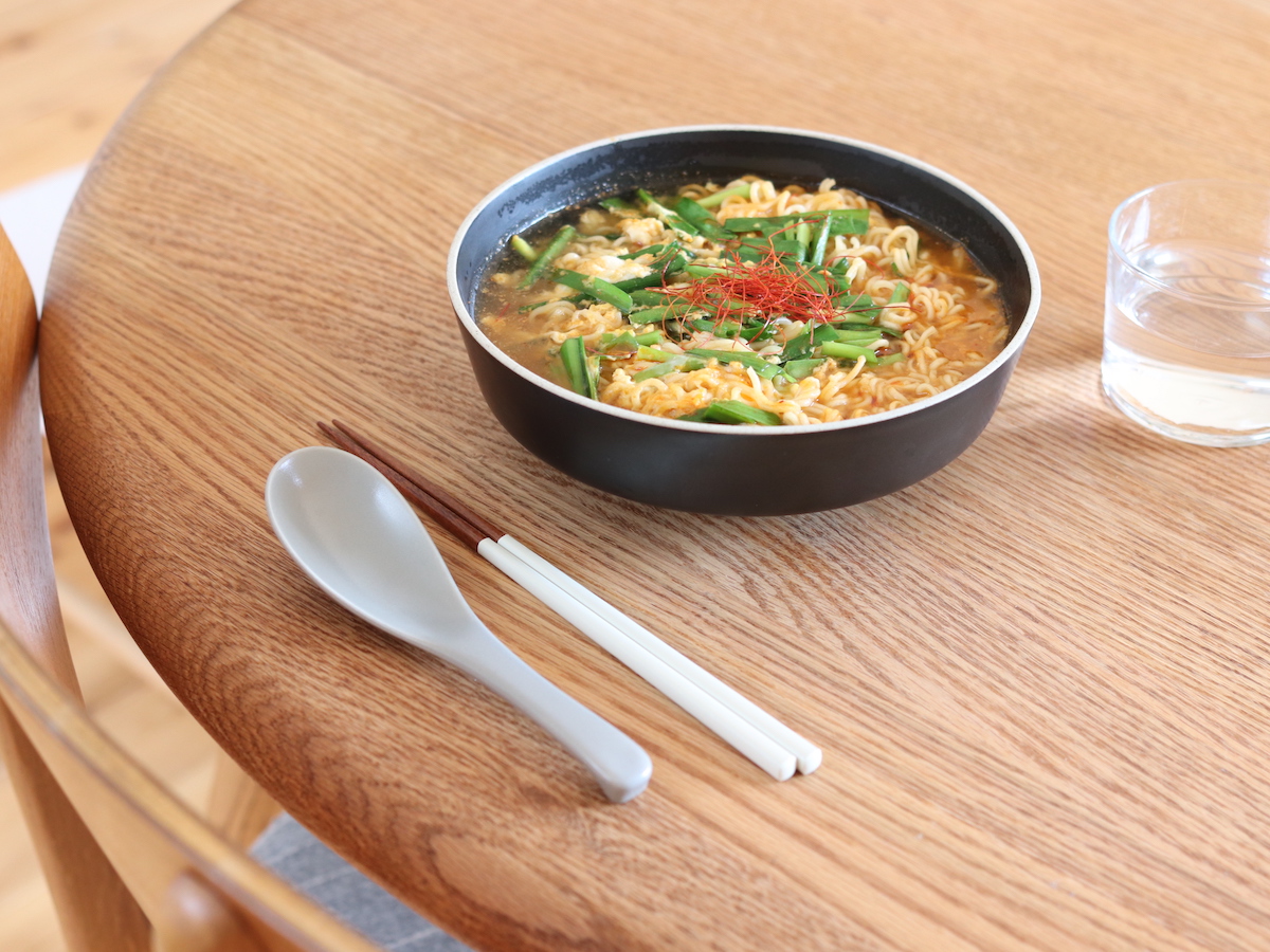 “名もなき料理”もグレードアップ！盛り付けに品が生まれる「脚付き大鉢」スタッフ使用レポ