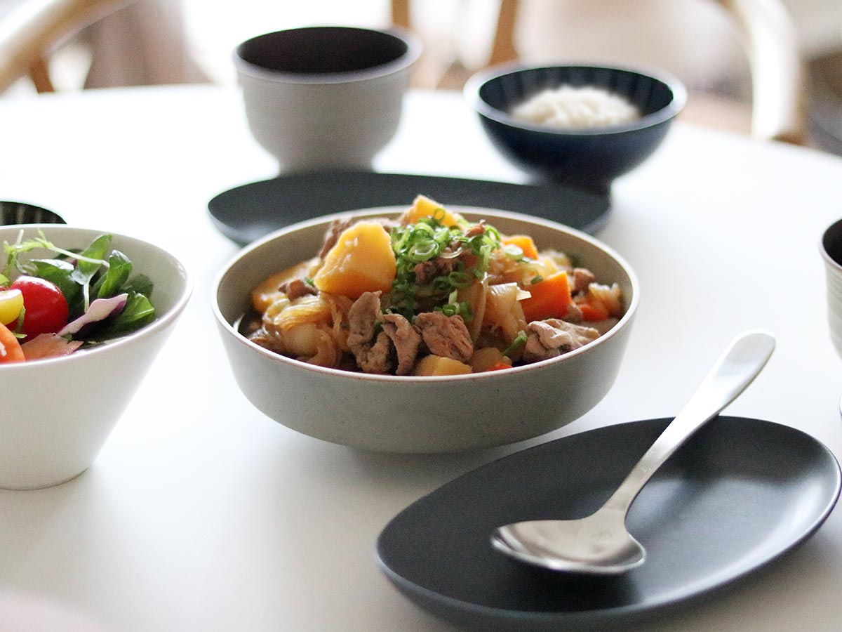 “名もなき料理”もグレードアップ！盛り付けに品が生まれる「脚付き大鉢」スタッフ使用レポ