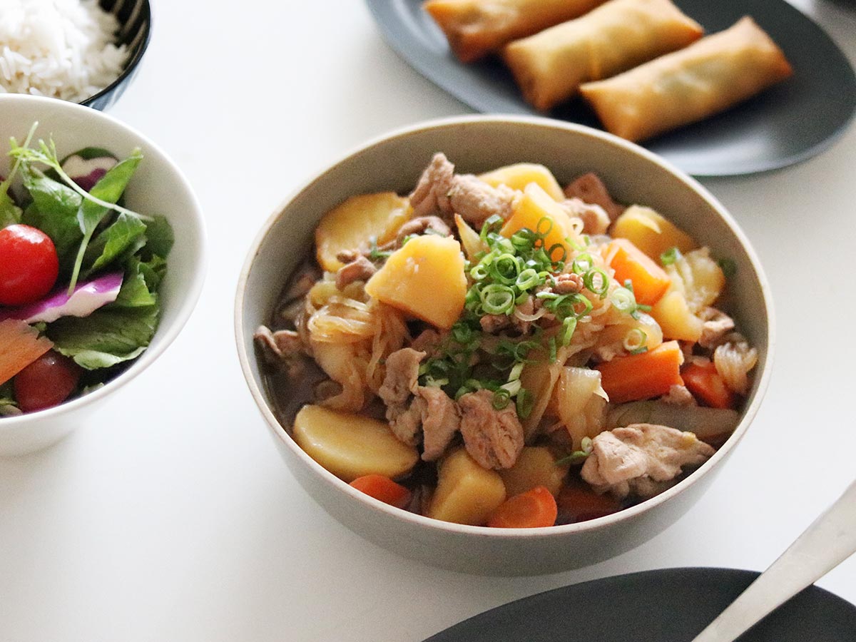 “名もなき料理”もグレードアップ！盛り付けに品が生まれる「脚付き大鉢」スタッフ使用レポ