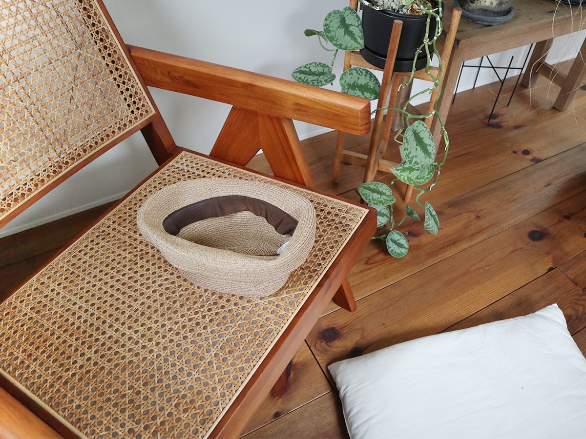 「ハットフックハンガー」で帽子を飾りながら、インテリアも衣替え