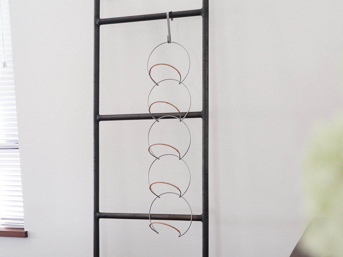 「ハットフックハンガー」で帽子を飾りながら、インテリアも衣替え