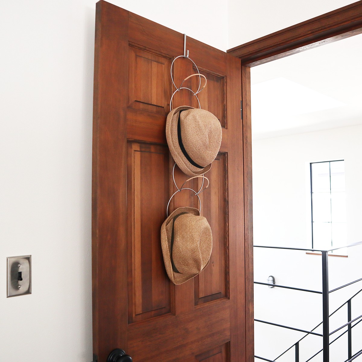 「ハットフックハンガー」で帽子を飾りながら、インテリアも衣替え