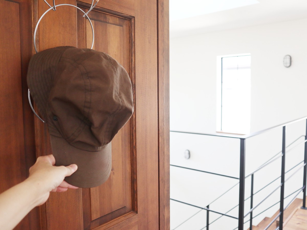 「ハットフックハンガー」で帽子を飾りながら、インテリアも衣替え