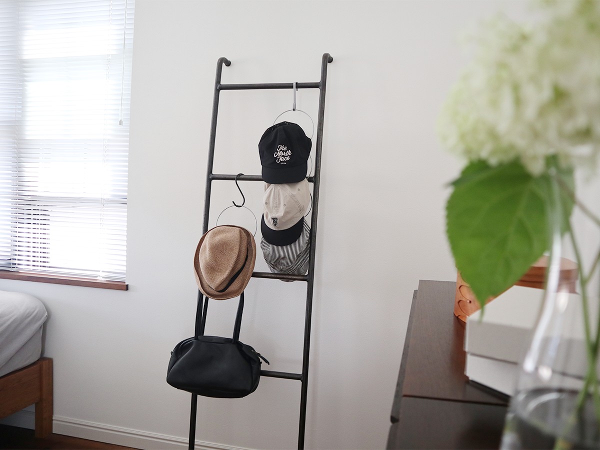 「ハットフックハンガー」で帽子を飾りながら、インテリアも衣替え