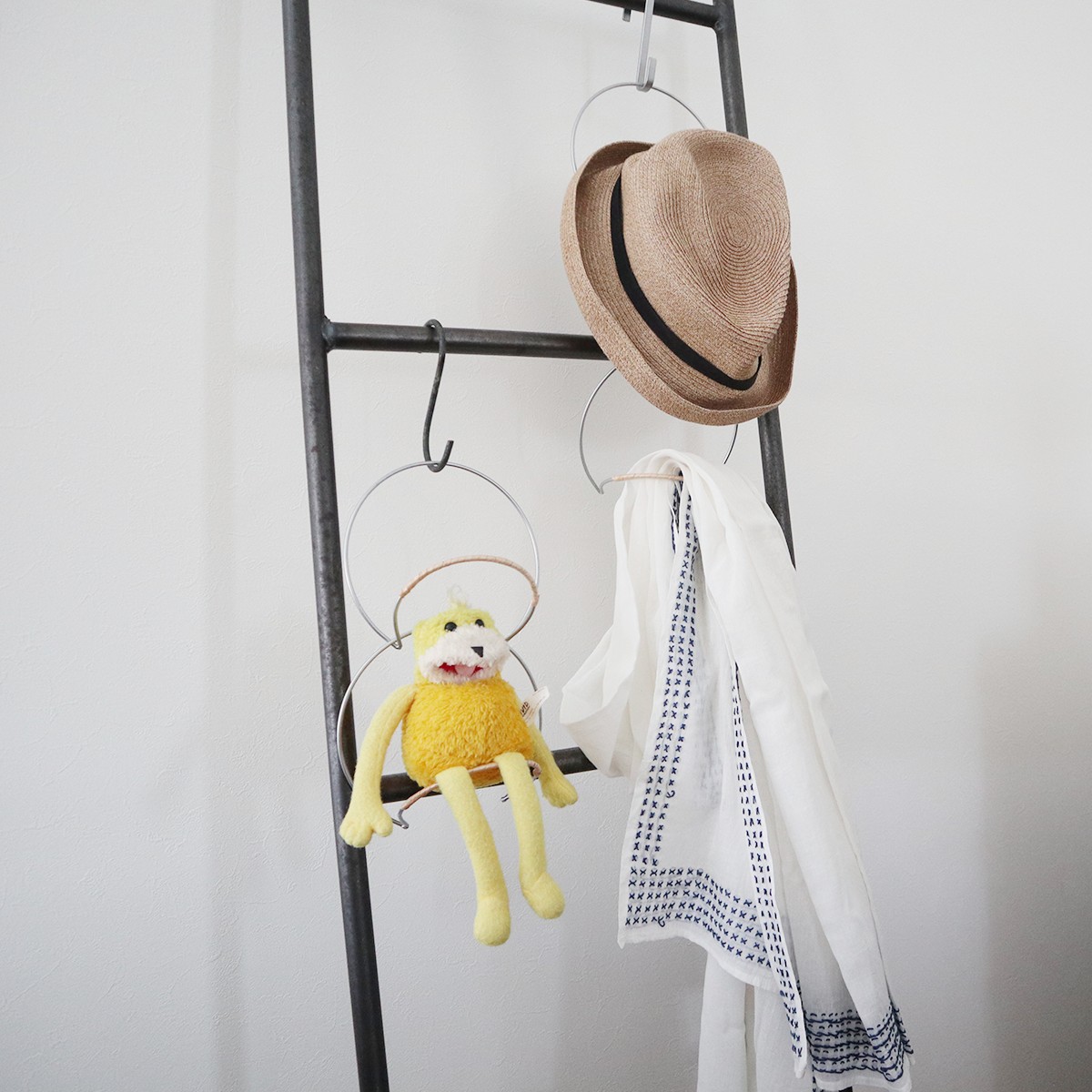 「ハットフックハンガー」で帽子を飾りながら、インテリアも衣替え