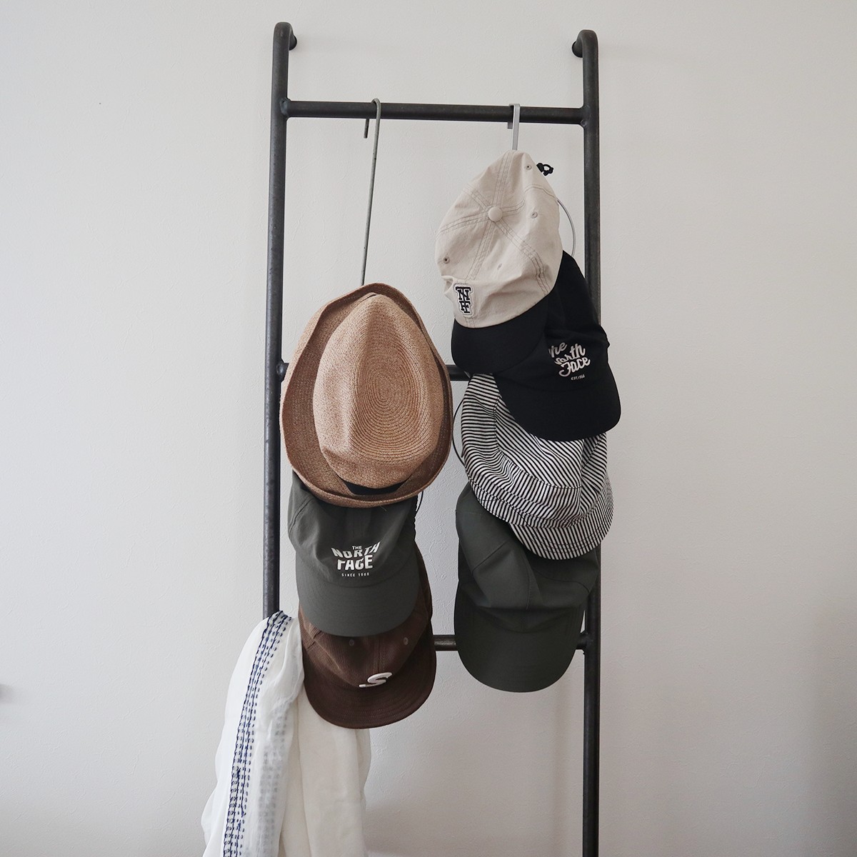 「ハットフックハンガー」で帽子を飾りながら、インテリアも衣替え