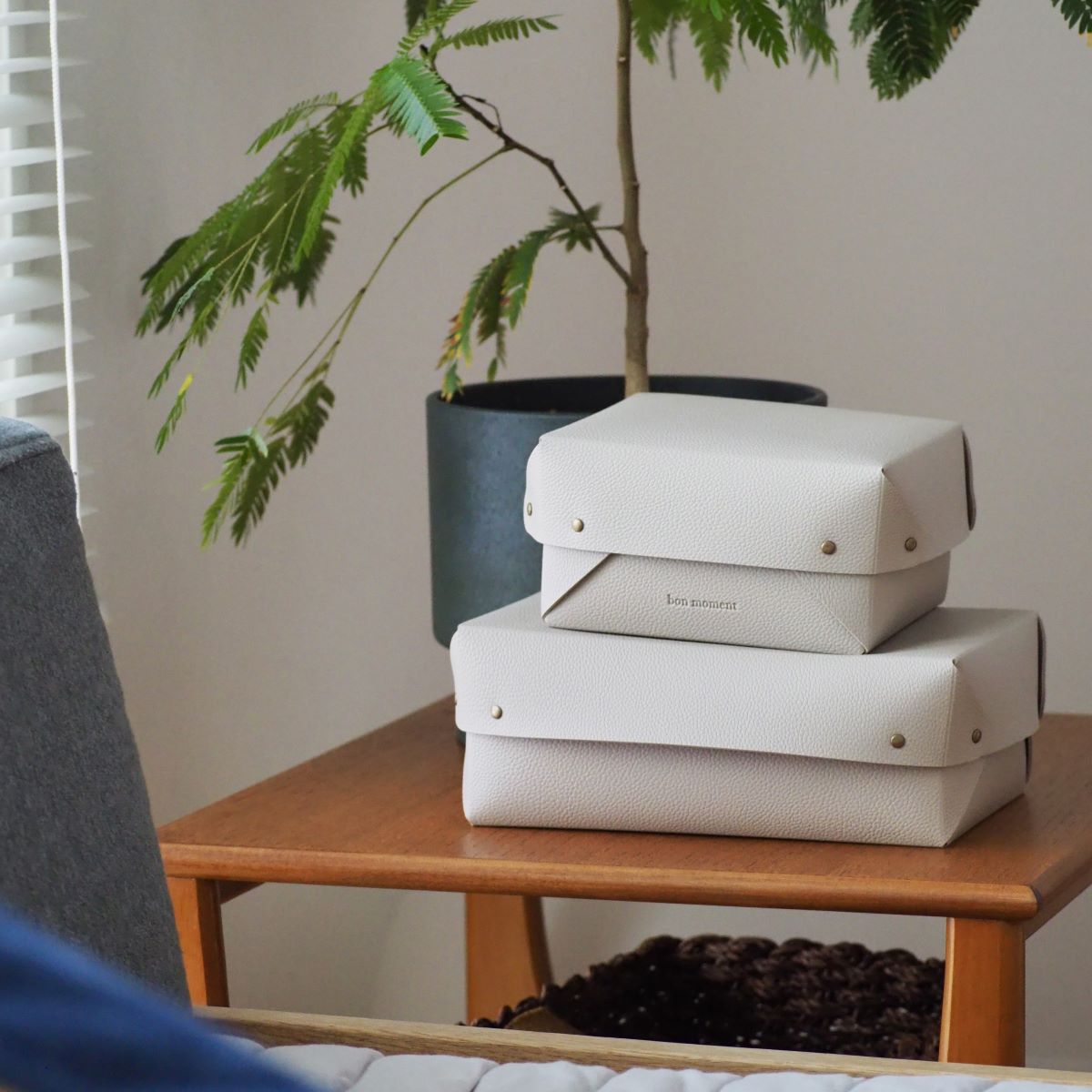 「片付ける」をインテリアに。大反響の蓋付きフェイクレザー収納、インスタグラマーさんはこう使う！