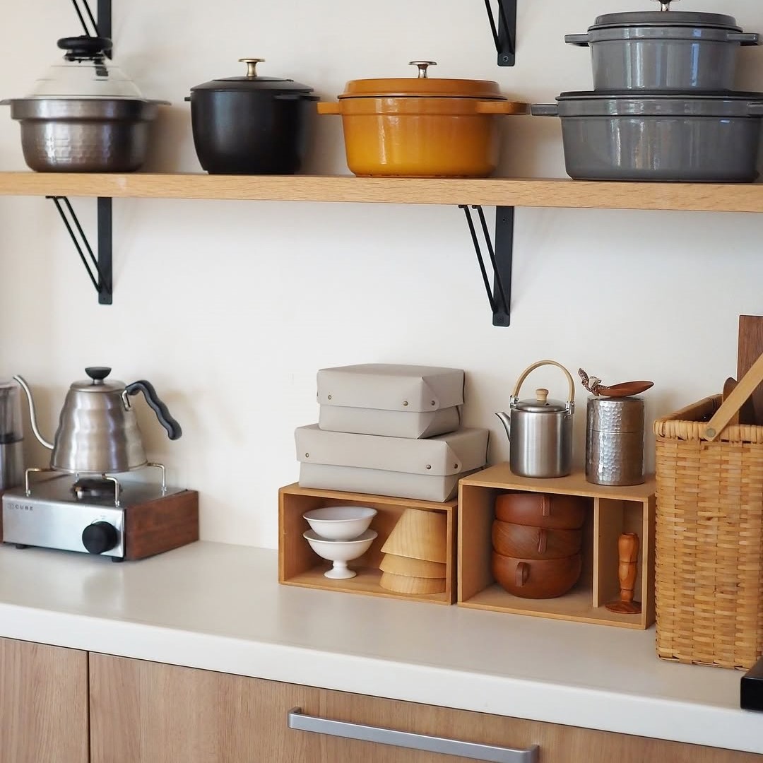 「片付ける」をインテリアに。大反響の蓋付きフェイクレザー収納、インスタグラマーさんはこう使う！