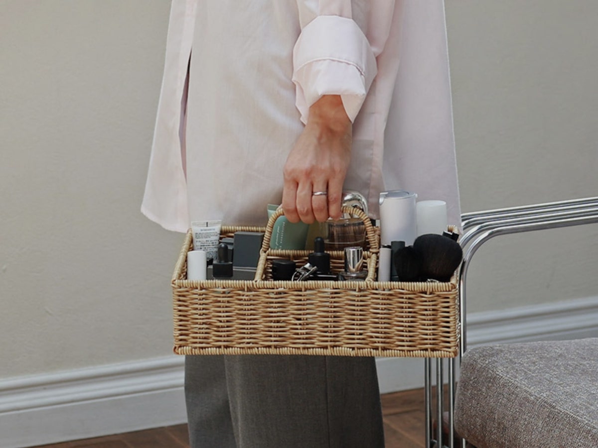これからは『メイク場所を決めない朝』洗面所からリビングにもサッと運べるコスメ収納【インスタグラマーさんのもの選び】