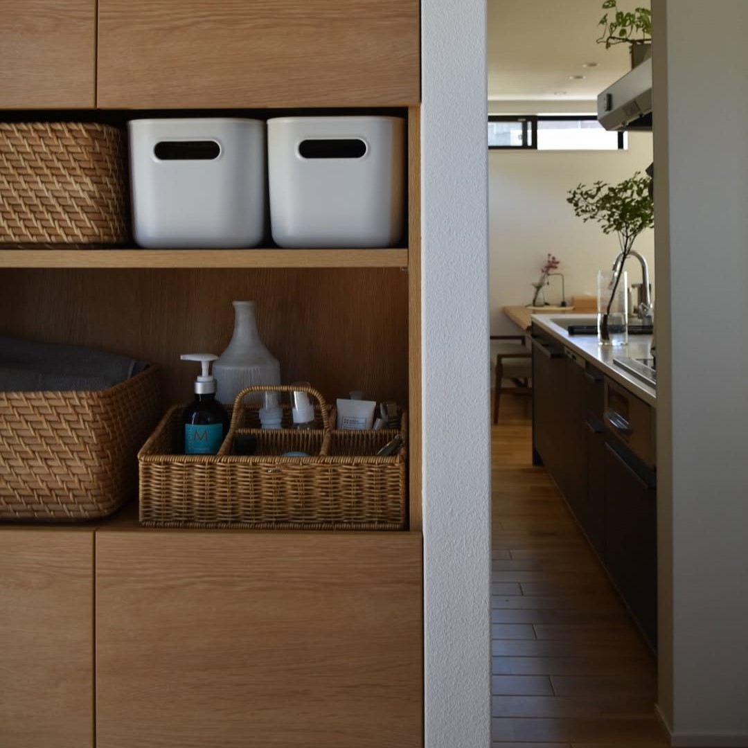 これからは『メイク場所を決めない朝』洗面所からリビングにもサッと運べるコスメ収納【インスタグラマーさんのもの選び】