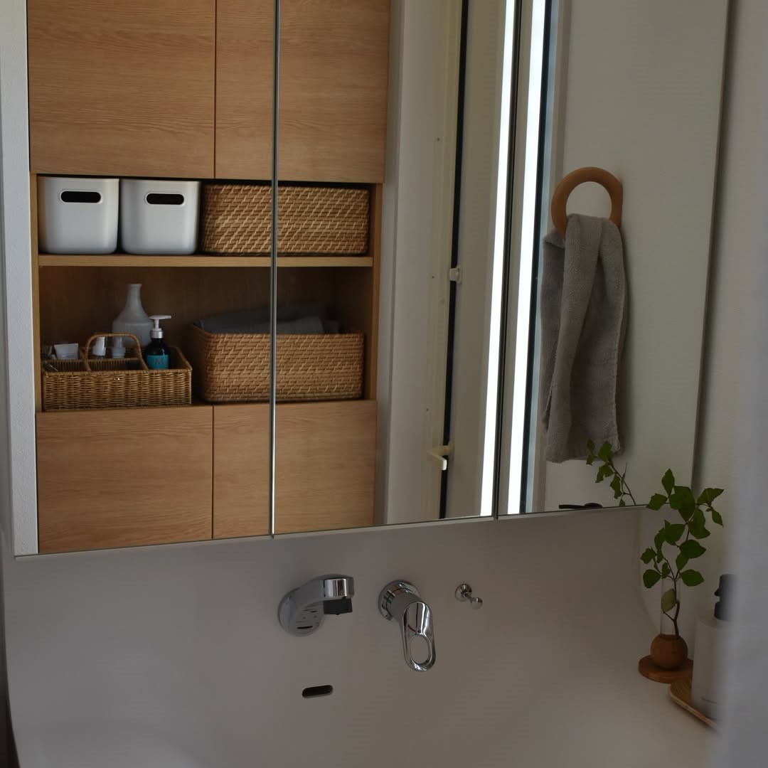 これからは『メイク場所を決めない朝』洗面所からリビングにもサッと運べるコスメ収納【インスタグラマーさんのもの選び】