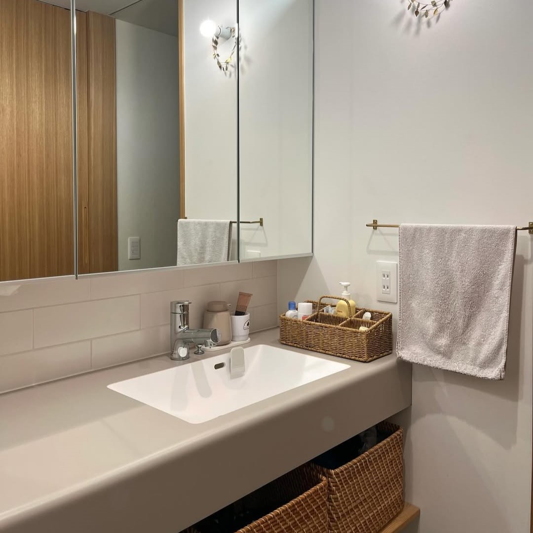 これからは『メイク場所を決めない朝』洗面所からリビングにもサッと運べるコスメ収納【インスタグラマーさんのもの選び】