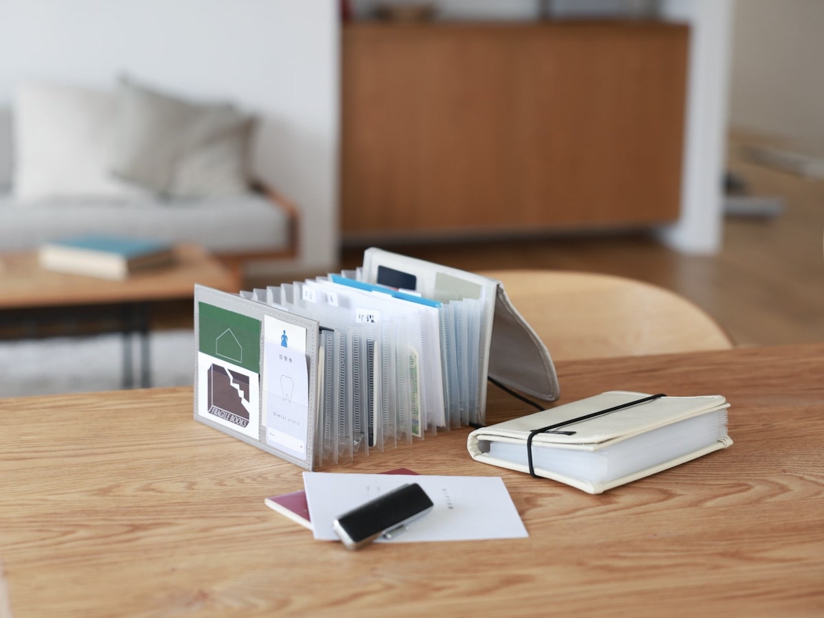 旅行目前で「パスポートどこ！？」の大捜索もなくなる、大事なものをすっきりまとめる貴重品ケース