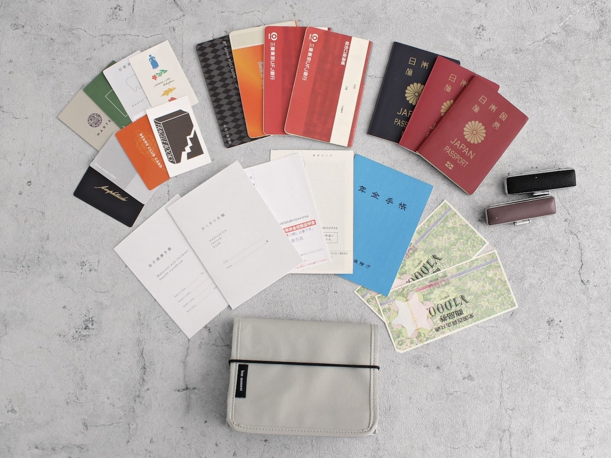 旅行目前で「パスポートどこ！？」の大捜索もなくなる、大事なものをすっきりまとめる貴重品ケース