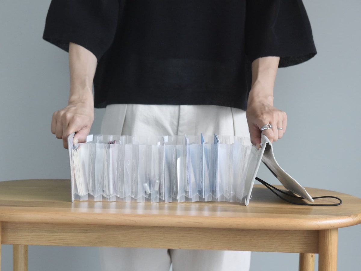 旅行目前で「パスポートどこ！？」の大捜索もなくなる、大事なものをすっきりまとめる貴重品ケース