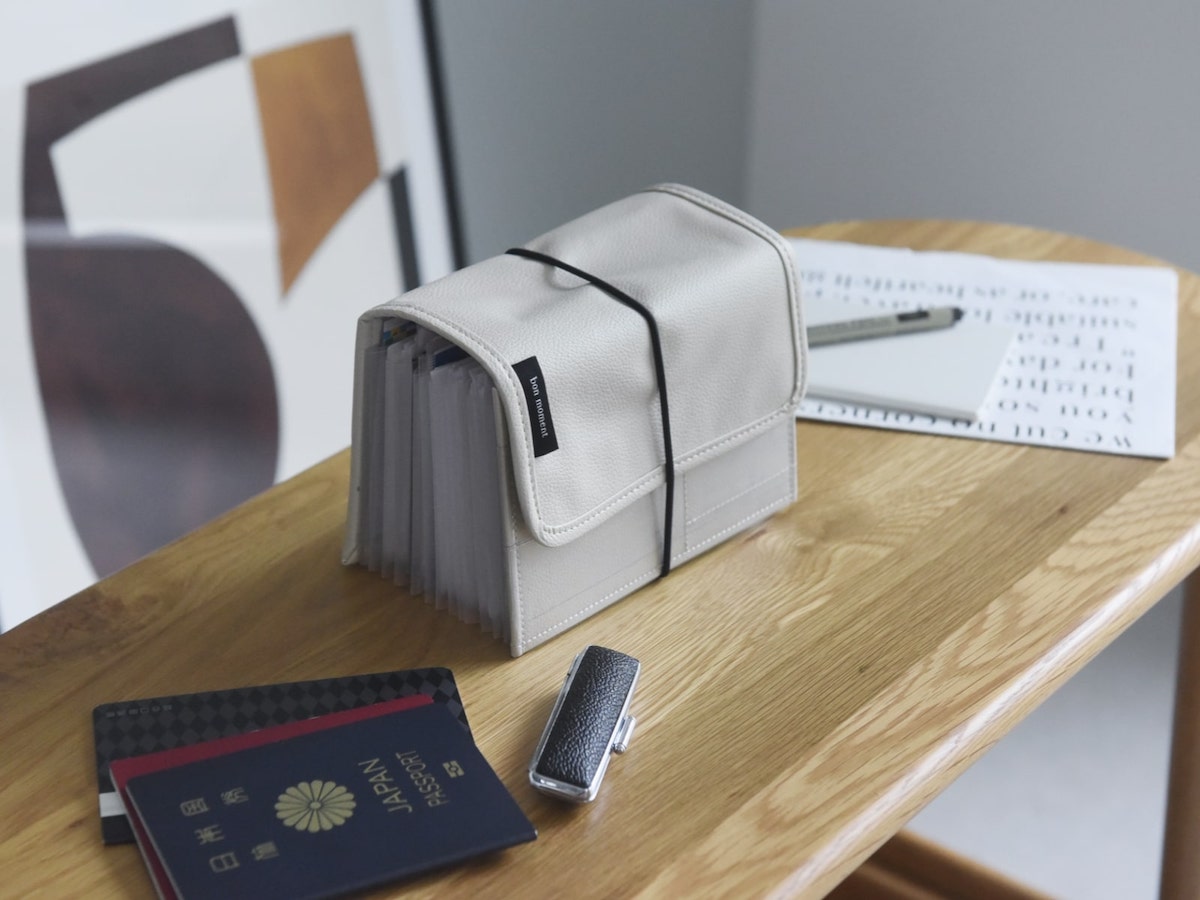 旅行目前で「パスポートどこ！？」の大捜索もなくなる、大事なものをすっきりまとめる貴重品ケース