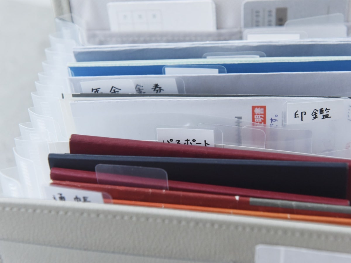 旅行目前で「パスポートどこ！？」の大捜索もなくなる、大事なものをすっきりまとめる貴重品ケース