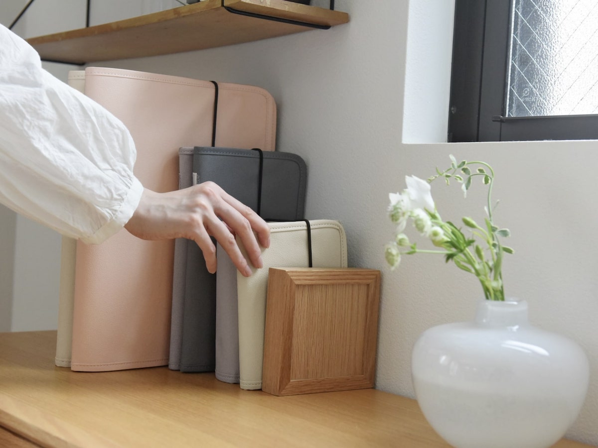 旅行目前で「パスポートどこ！？」の大捜索もなくなる、大事なものをすっきりまとめる貴重品ケース