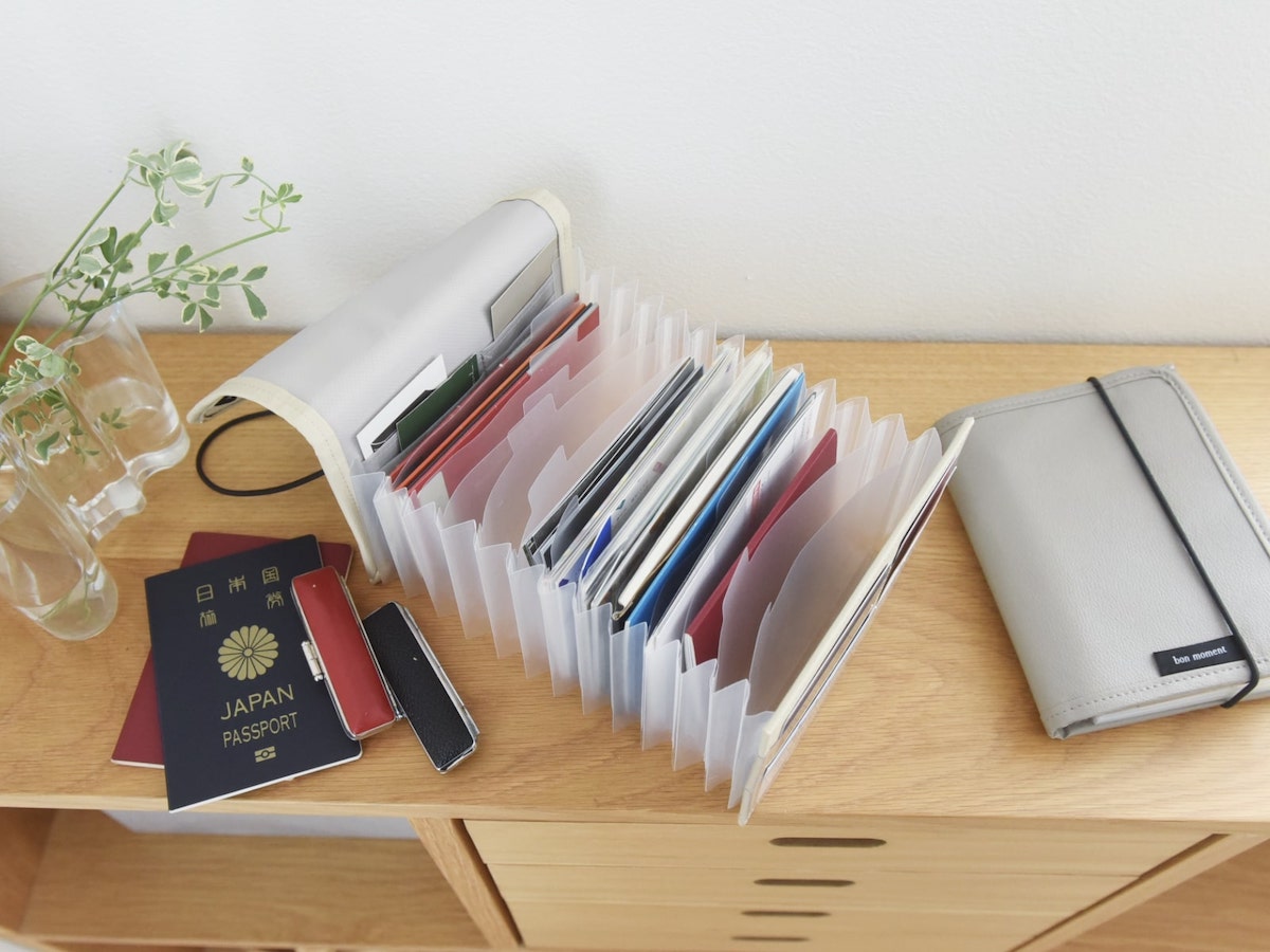 旅行目前で「パスポートどこ！？」の大捜索もなくなる、大事なものをすっきりまとめる貴重品ケース