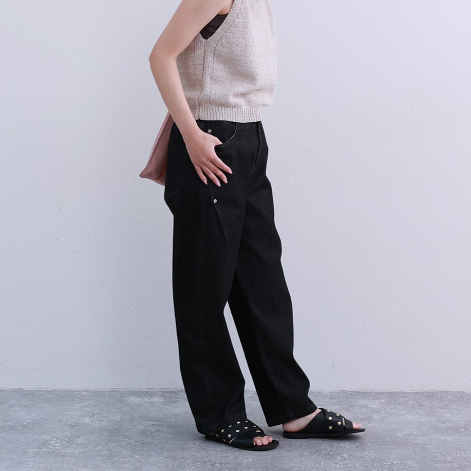 デニム好きが思わず唸る。“新感覚の軽やかさ”をスタッフ3名が体験してみました