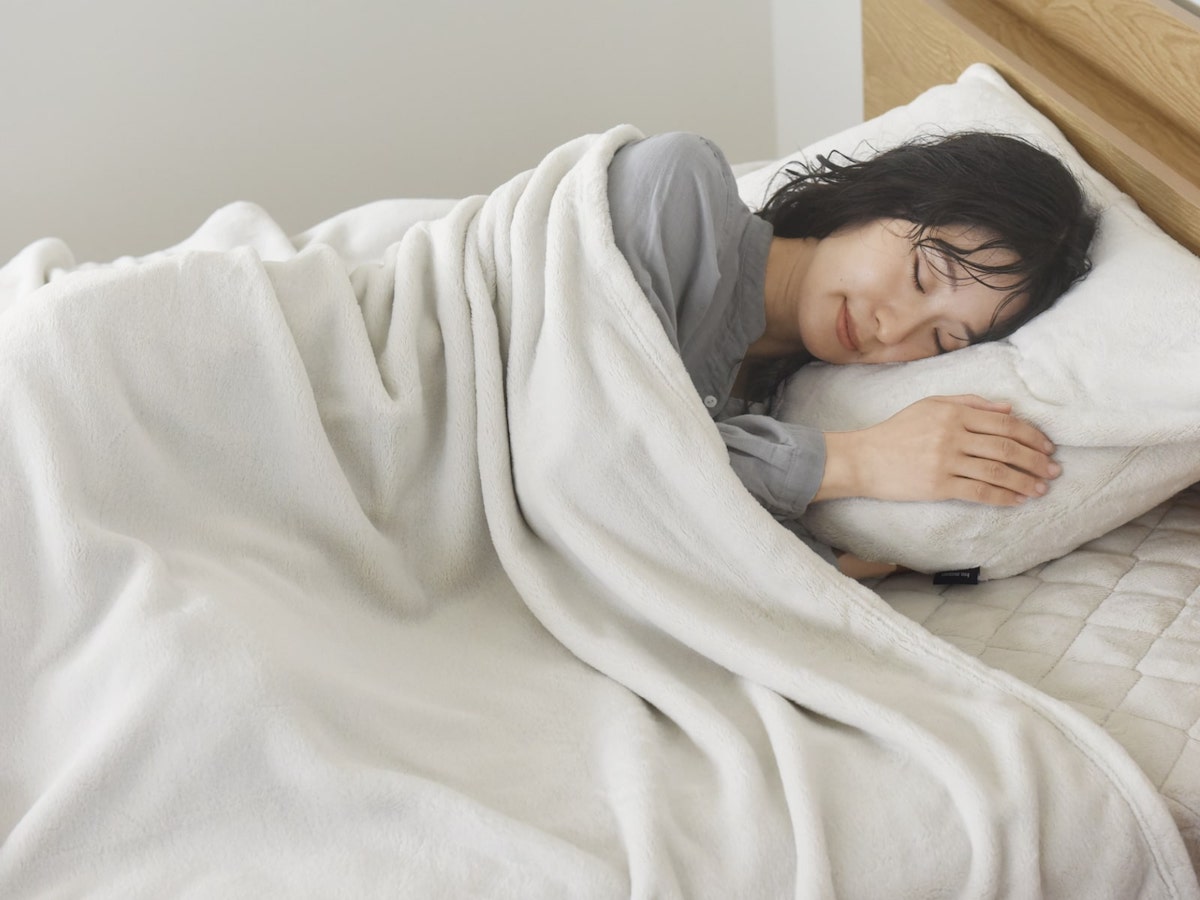 【2025モデル登場】伝説の毛布がまさかの大進化！ふわとろリッチなシフォンファーって？新色はある？気になるポイント徹底解説