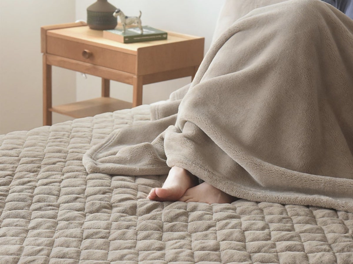 【2025モデル登場】伝説の毛布がまさかの大進化！ふわとろリッチなシフォンファーって？新色はある？気になるポイント徹底解説