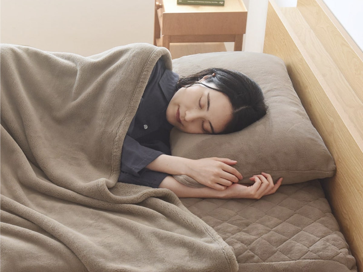 【2025モデル登場】伝説の毛布がまさかの大進化！ふわとろリッチなシフォンファーって？新色はある？気になるポイント徹底解説