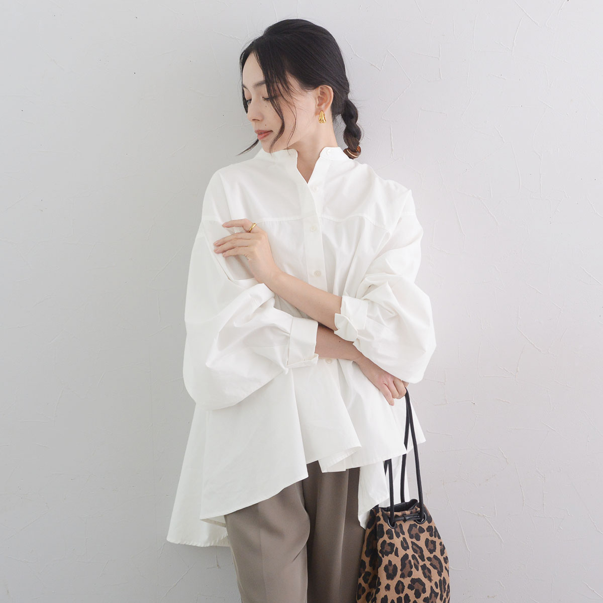 秋服にゆるっとシフトチェンジ。「なぜか毎年、着るものがない！」端境期にぴったりなブラウスをスタッフが着てみました