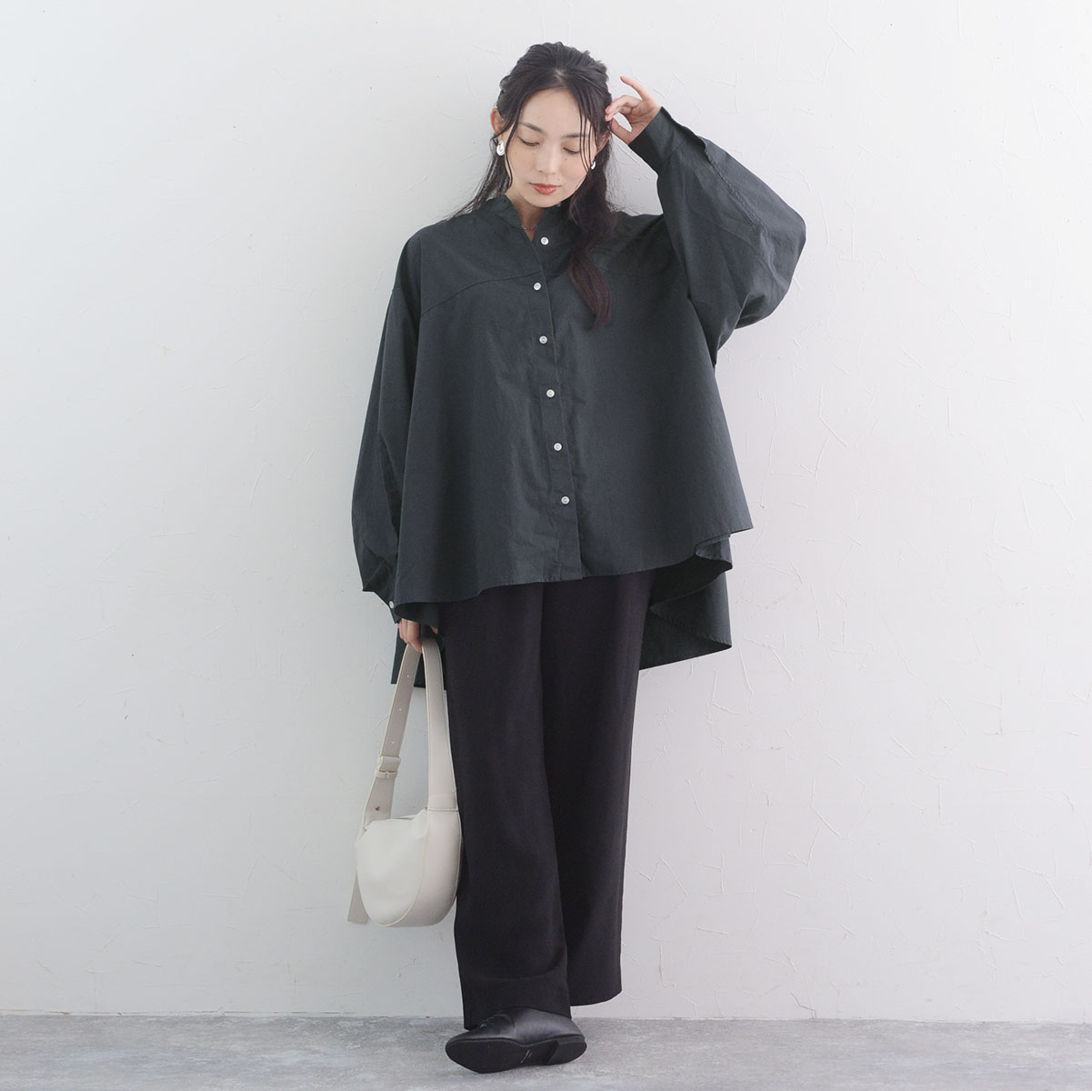 秋服にゆるっとシフトチェンジ。「なぜか毎年、着るものがない！」端境期にぴったりなブラウスをスタッフが着てみました