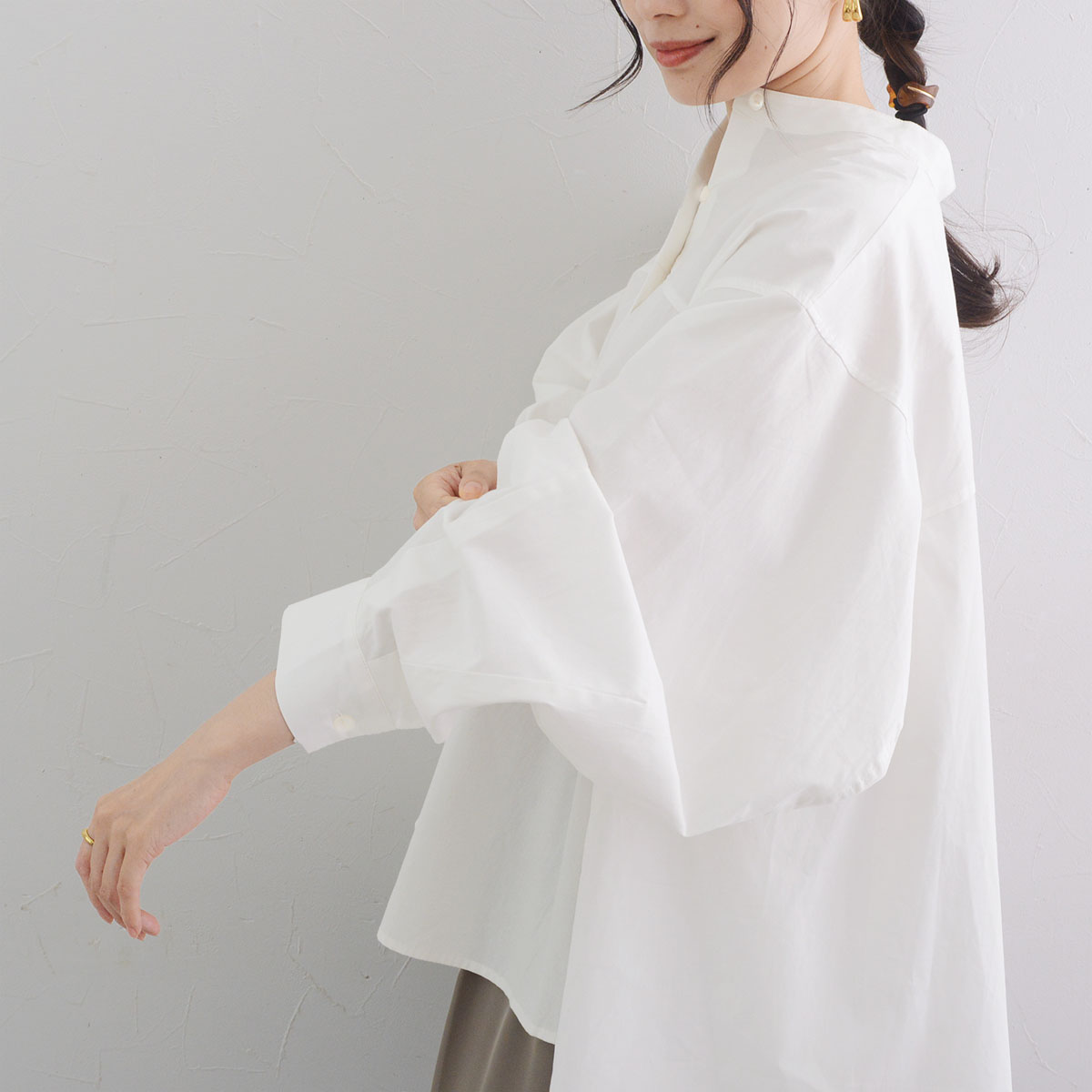 秋服にゆるっとシフトチェンジ。「なぜか毎年、着るものがない！」端境期にぴったりなブラウスをスタッフが着てみました