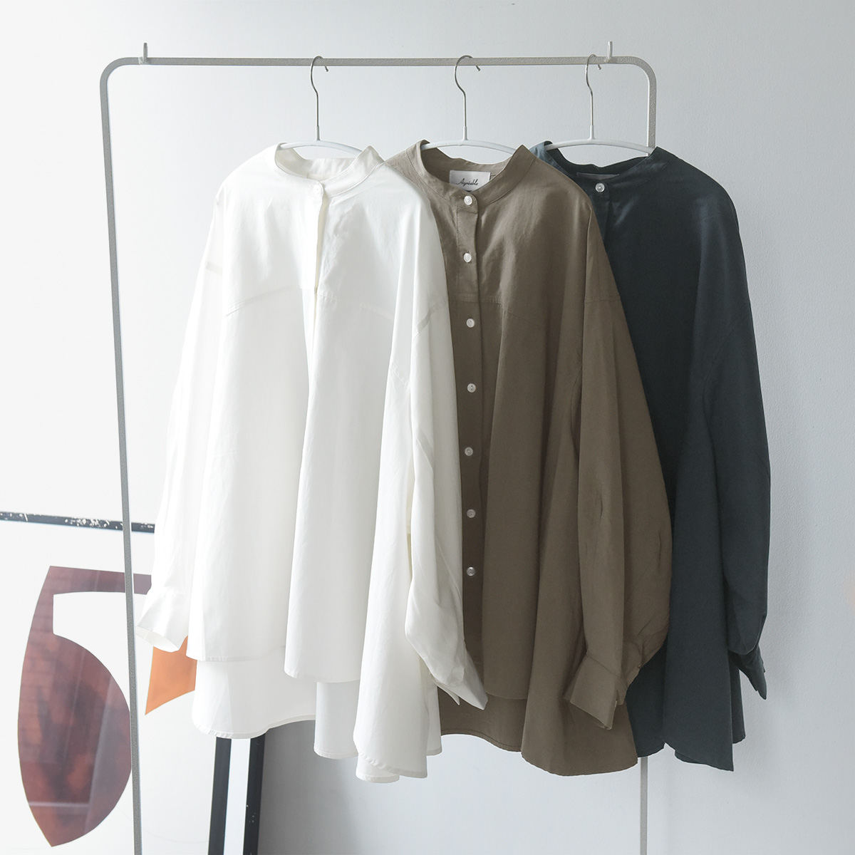 秋服にゆるっとシフトチェンジ。「なぜか毎年、着るものがない！」端境期にぴったりなブラウスをスタッフが着てみました