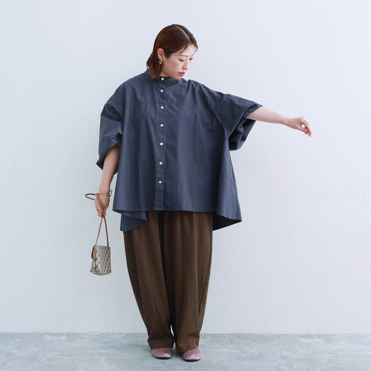 秋服にゆるっとシフトチェンジ。「なぜか毎年、着るものがない！」端境期にぴったりなブラウスをスタッフが着てみました