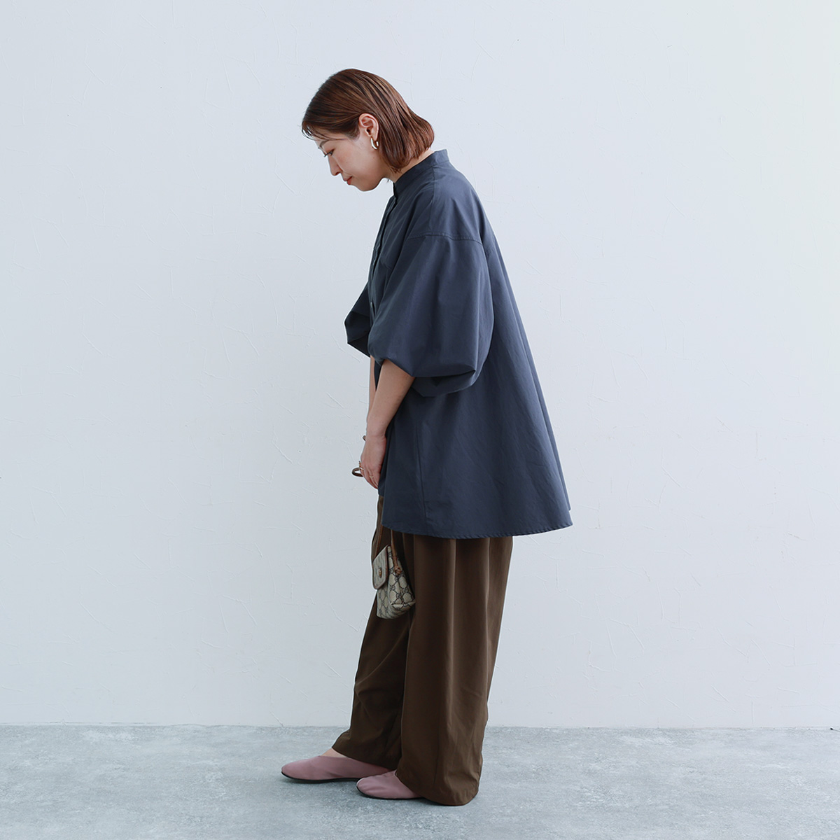 秋服にゆるっとシフトチェンジ。「なぜか毎年、着るものがない！」端境期にぴったりなブラウスをスタッフが着てみました