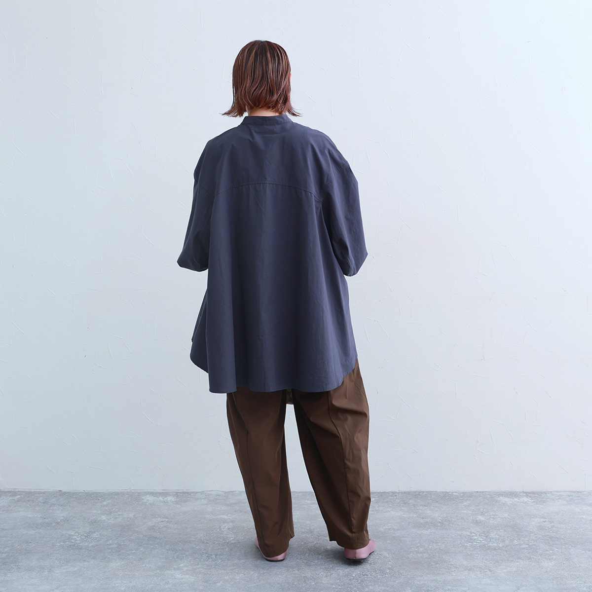 秋服にゆるっとシフトチェンジ。「なぜか毎年、着るものがない！」端境期にぴったりなブラウスをスタッフが着てみました