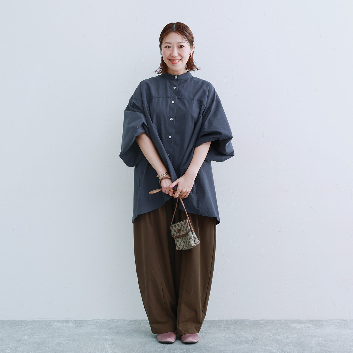 秋服にゆるっとシフトチェンジ。「なぜか毎年、着るものがない！」端境期にぴったりなブラウスをスタッフが着てみました