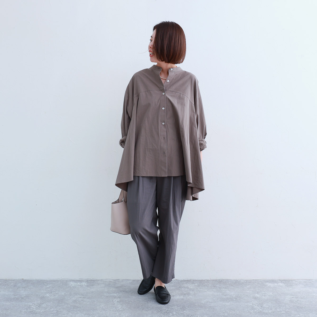 秋服にゆるっとシフトチェンジ。「なぜか毎年、着るものがない！」端境期にぴったりなブラウスをスタッフが着てみました