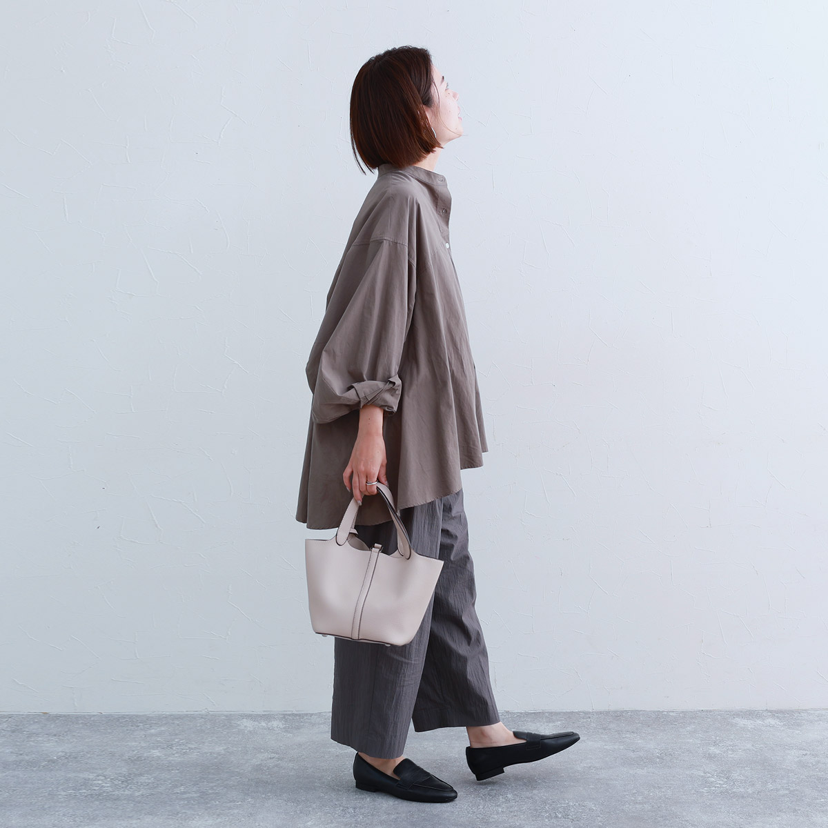 秋服にゆるっとシフトチェンジ。「なぜか毎年、着るものがない！」端境期にぴったりなブラウスをスタッフが着てみました