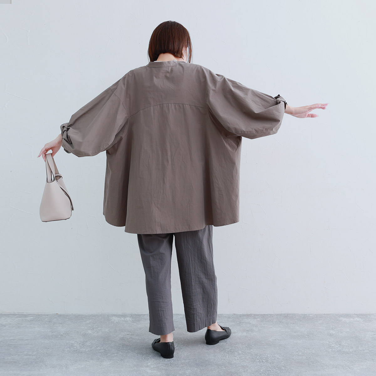 秋服にゆるっとシフトチェンジ。「なぜか毎年、着るものがない！」端境期にぴったりなブラウスをスタッフが着てみました