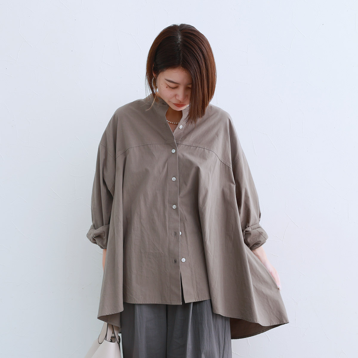 秋服にゆるっとシフトチェンジ。「なぜか毎年、着るものがない！」端境期にぴったりなブラウスをスタッフが着てみました