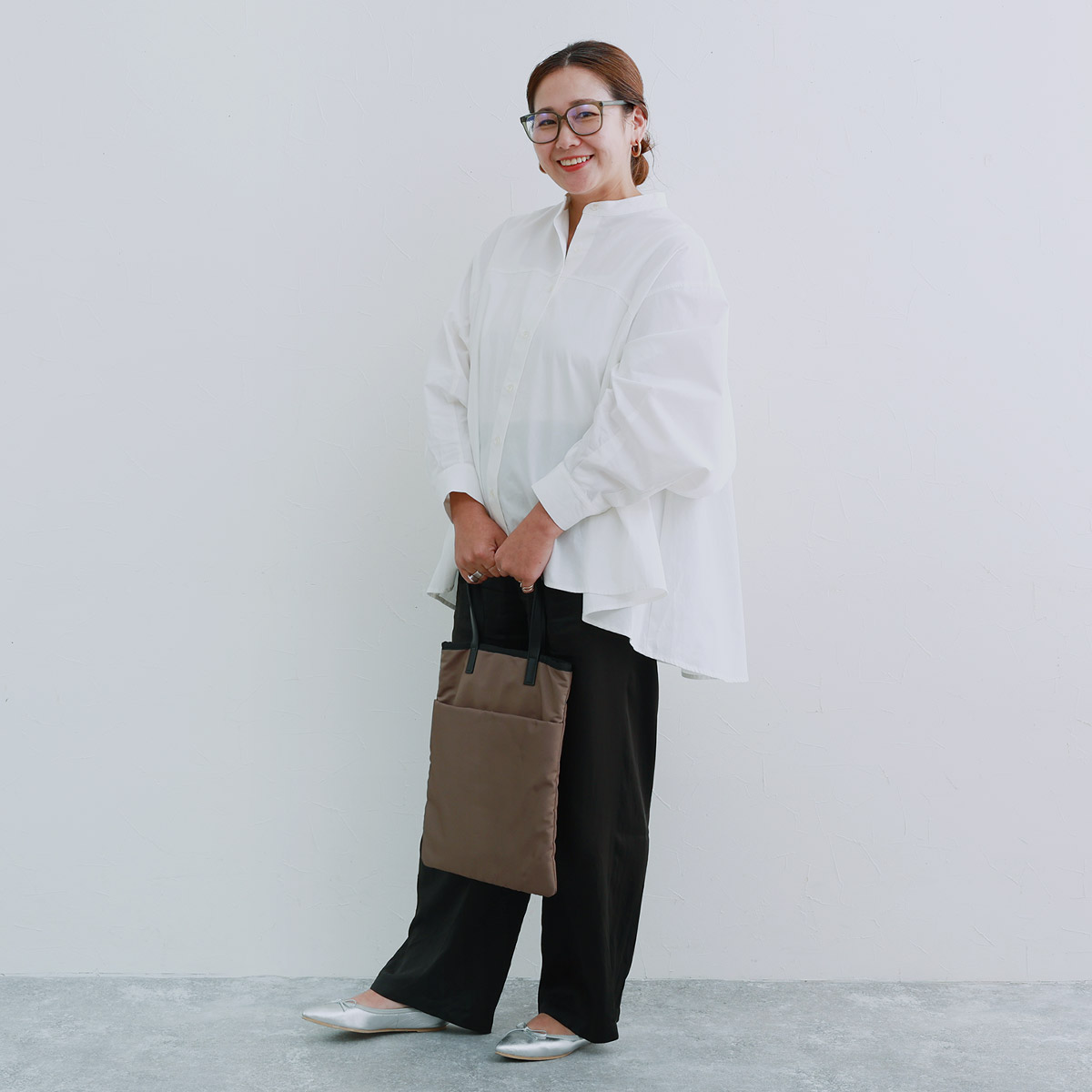 秋服にゆるっとシフトチェンジ。「なぜか毎年、着るものがない！」端境期にぴったりなブラウスをスタッフが着てみました