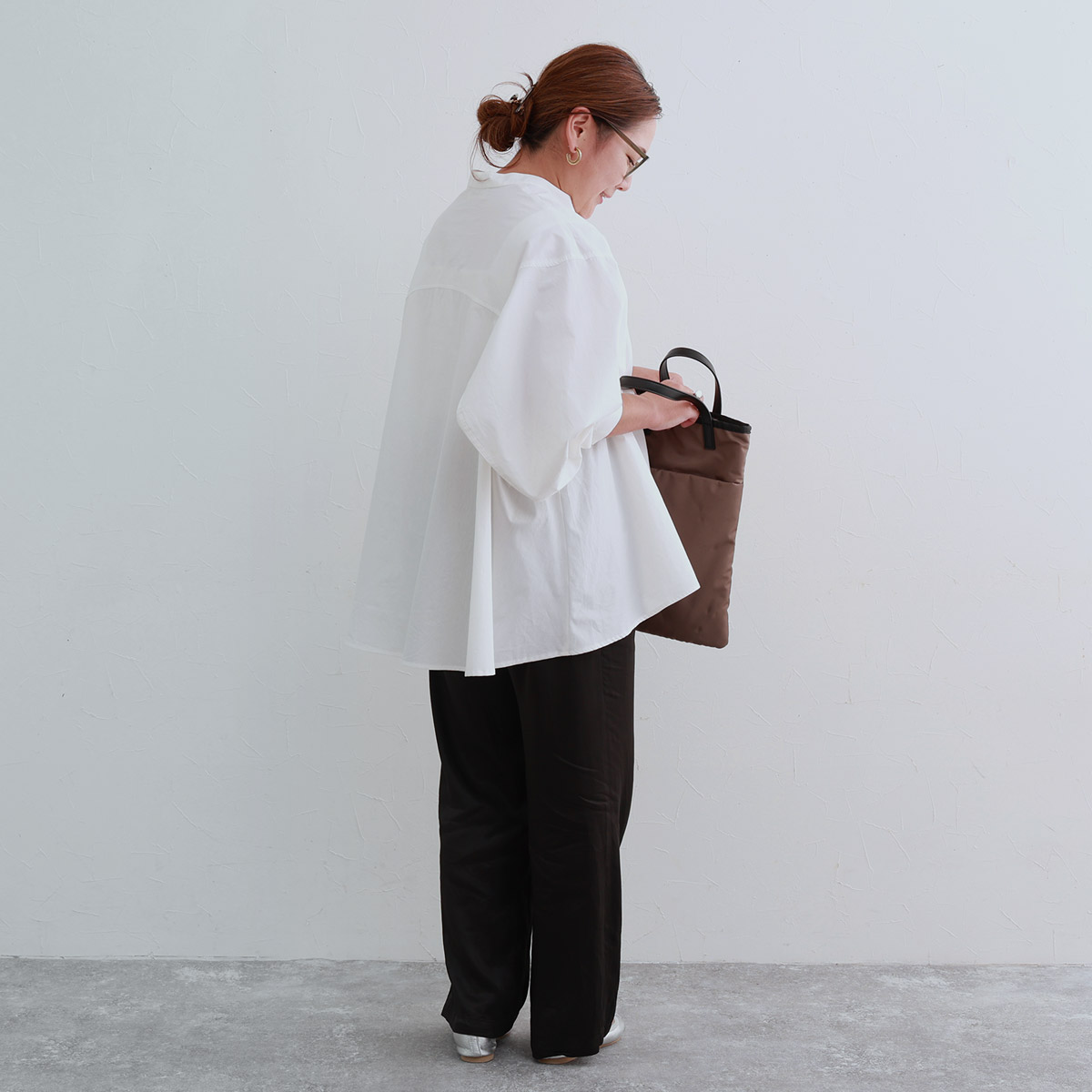 秋服にゆるっとシフトチェンジ。「なぜか毎年、着るものがない！」端境期にぴったりなブラウスをスタッフが着てみました