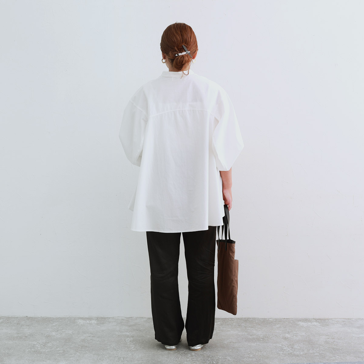 秋服にゆるっとシフトチェンジ。「なぜか毎年、着るものがない！」端境期にぴったりなブラウスをスタッフが着てみました